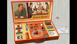 Une malette contient des jouets pour espionner ses parents.